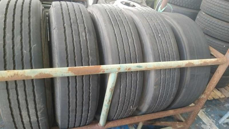 06 PNEUS 295/80 COM RODA DE FERRO (Ref.: DR308)
