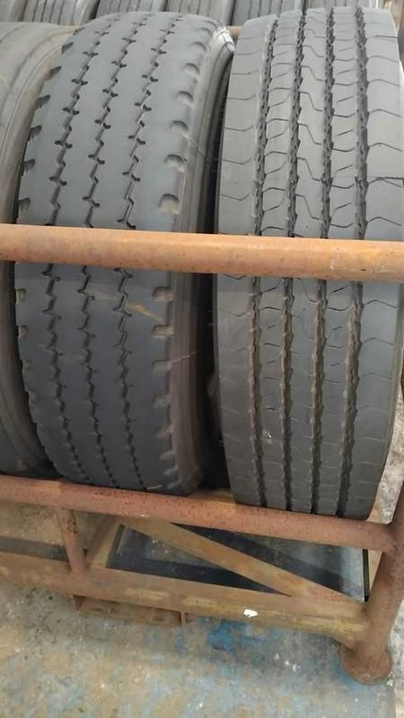 06 PNEUS 295/80 COM RODA DE FERRO (Ref.: DR319)
