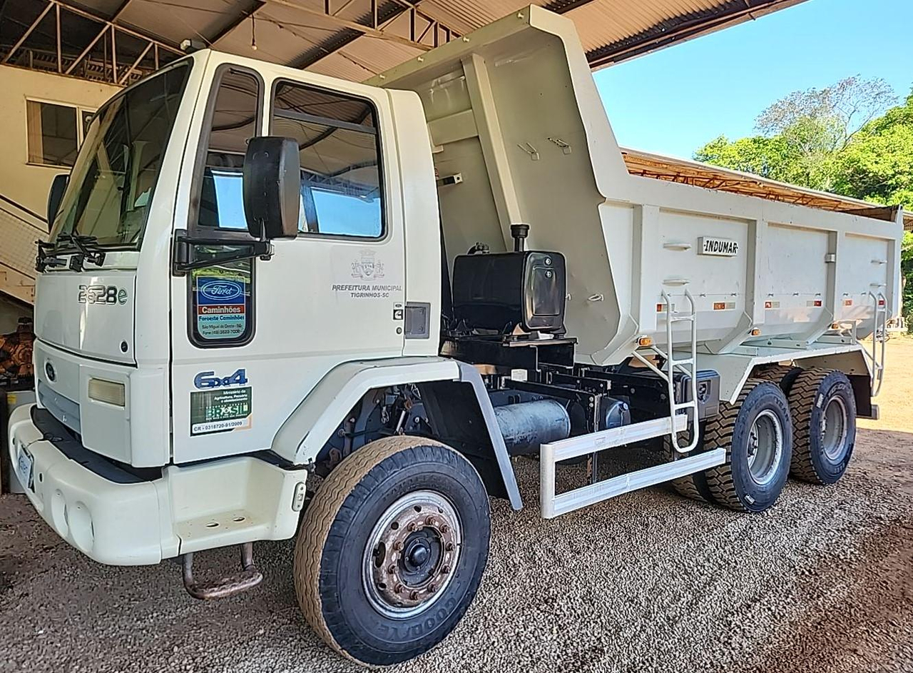 CAMINHÃO BASCULANTE FORD CARGO 2628 E 6X4 ANO: 2010/2011 PLACA FINAL 1 (SC)