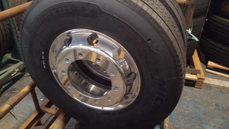 06 PNEUS 295/80 COM RODA DE ALUMÍNIO (Ref.: DR312)