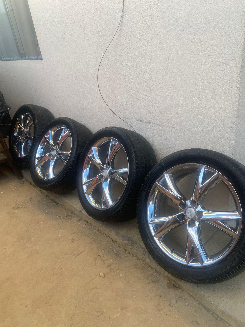 Jogo de Rodas Cromadas Aro 20 com Pneus Pirelli Scorpion Zero