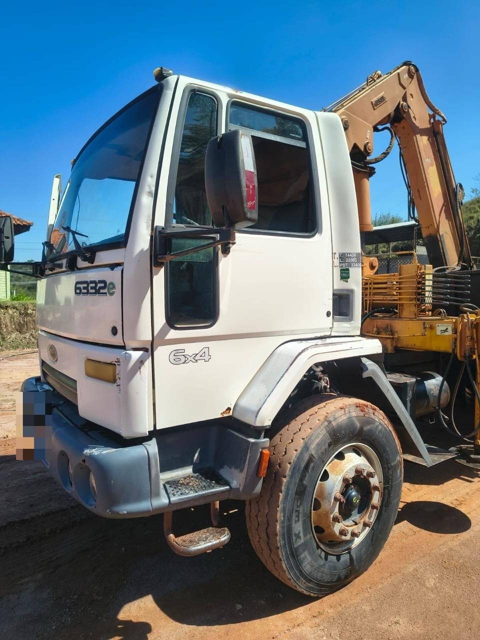 FORD CARGO MODELO 6332 E - 6 X 4 - MOTOR CUMMINS ISC TRAÇADO - ANO 2010/2010 - BRANCA - DIESEL - IMPLEMENTO: MUNCK MASAL 30 TONELADAS, 3 …