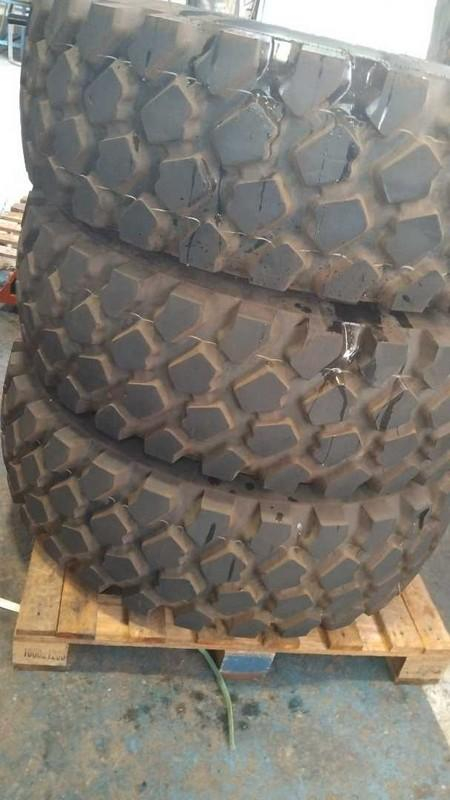 03 PNEUS 14.00 R20 COM RODA DE FERRO (Ref.: DR269)