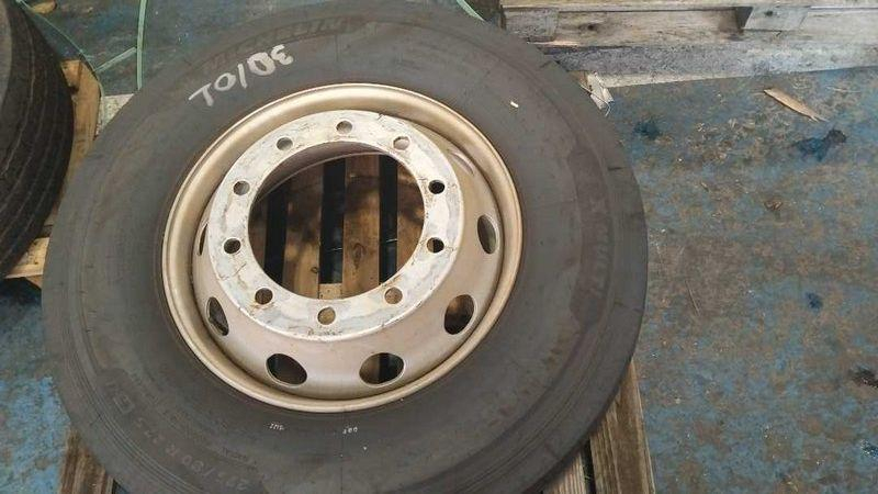 05 PNEUS 275/80 R22.5 COM RODA DE FERRO (Ref.: DR268)
