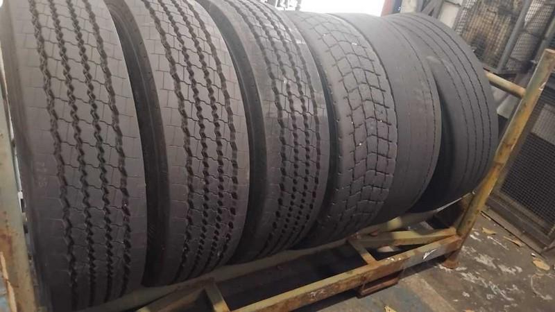 06 PNEUS 295/80 R22.5 COM RODA DE ALUMINIO (Ref.: DR325)
