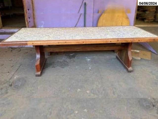 Mesa em jatobá com tampo de azulejo