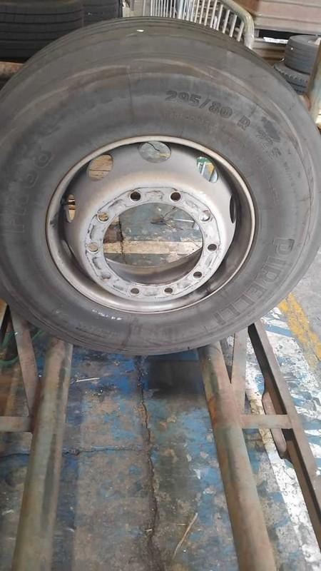 06 PNEUS 295/80 COM RODA DE FERRO (Ref.: DR318)