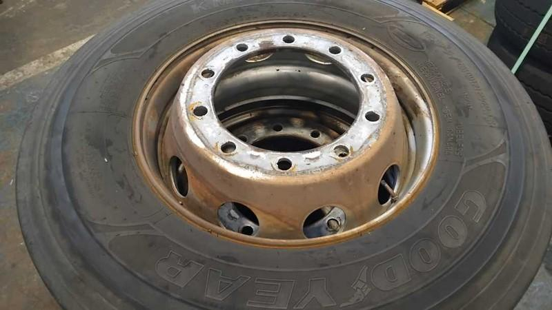06 PNEUS 295/80 COM RODA DE FERRO (Ref.: DR331)