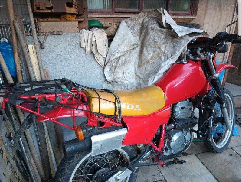 (01)Uma Motocicleta marca Honda, modelo: XLX 250, ano e modelo: 1987