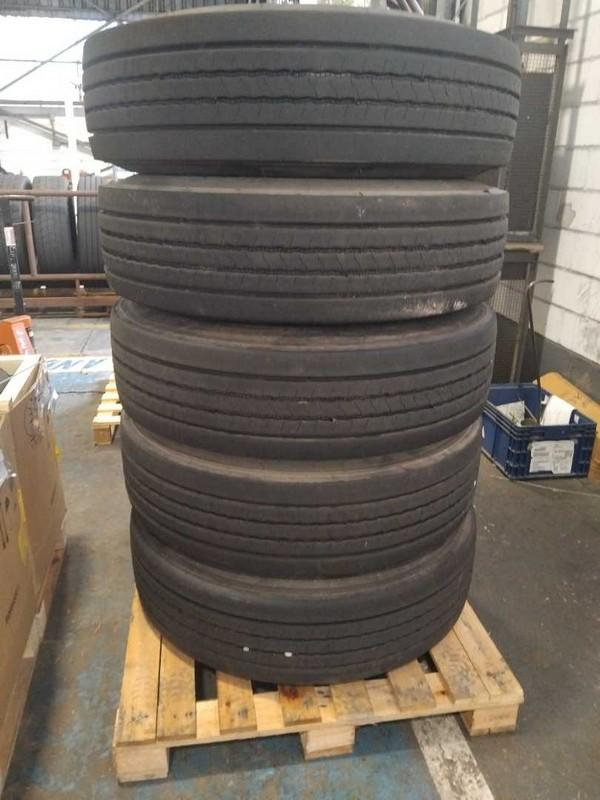 06 PNEUS 295/80 R22.5 COM RODA DE FERRO (Ref.: DR258)