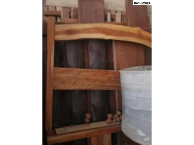 Cama beliche, em madeira rústica