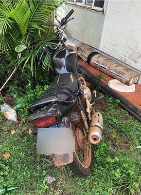 Motocicleta Marca/Modelo: YAMAHA/YBR 125E, Ano/Modelo 2006, cor preta, gasolina, 2 pneus carecas
