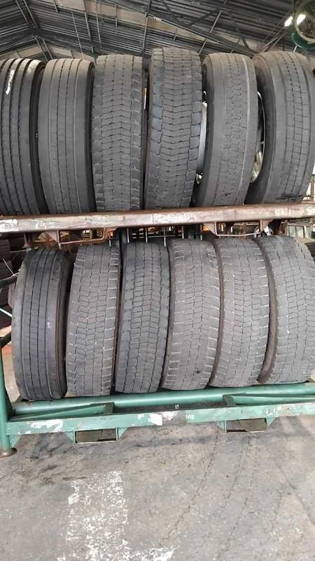 18 PNEUS 295/80 COM RODA DE FERRO (Ref.: DR348)